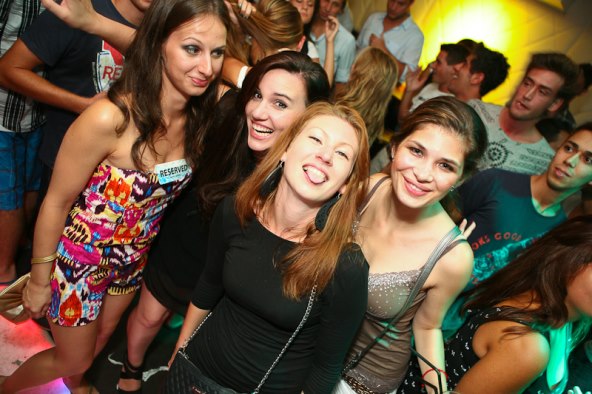 Zabava u Cocomo klubu uz violine