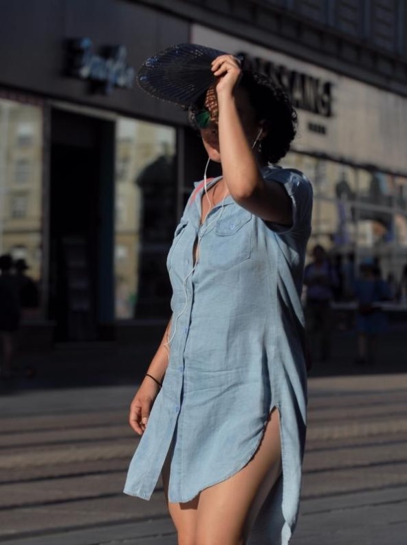 Ni crveni meteo alarm zgodne dame nije omeo u šetnji zagrebačkim ulicama