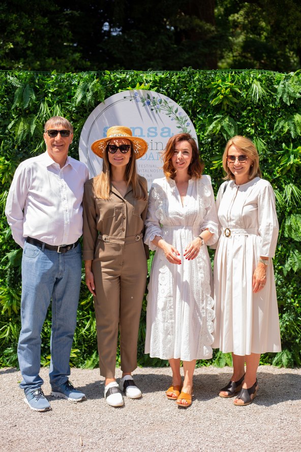 Gordan, Lana i Jasna Mohor (vlasnici Galerije vina Miva) i Izabela Vrtar.jpg