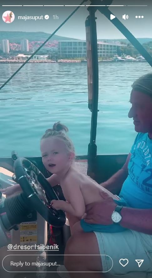 Bloom Tatarinov vozi brod dok se Maja Šuput i Nenad Tatarinov odmaraju