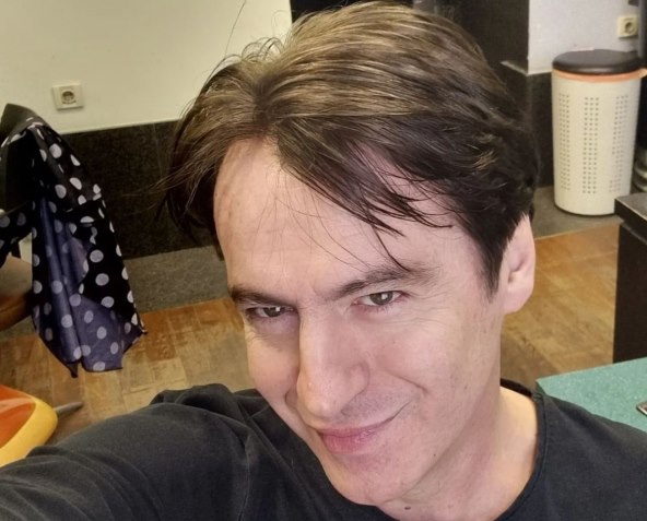 Boris Novković gledao čolinu djevojku dok se tuširala.