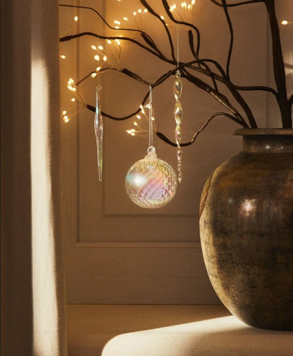 BOŽIĆNA SVJETLUCAVA STAKLENA KUGLICA, ZARA HOME, 4,99 €  / 37,60 KN