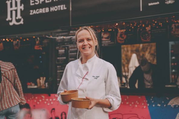 Chefica hotela Esplanade Ana Grgić Tomić pripremila je niz delicija za one koji žele uživati u pomno biranim okusima, kao što je krostata s kremastim bakalarom