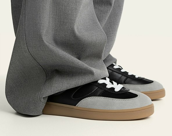 Crne retro tenisice.