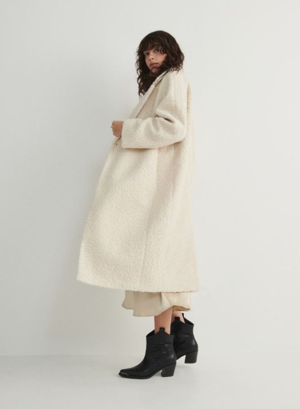 Kaput od umjetnog ovčjeg runa/ Reserved/49,99 EUR