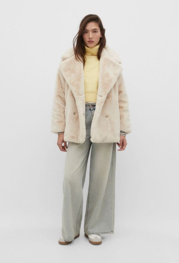 Kaput od umjetnog krzna/ Stradivarius/49,99 EUR