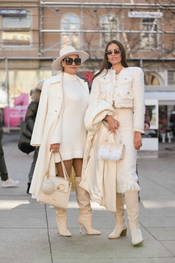 Dama na špici s Balmain torbom i Via Roma čizmama