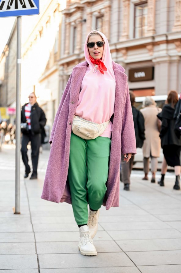 Dama na špici s Balmain torbom i Via Roma čizmama