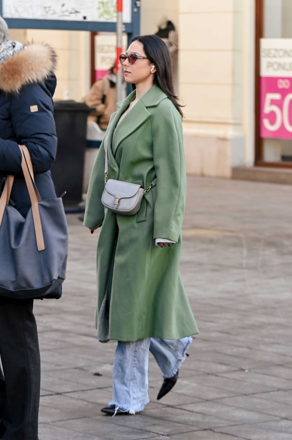 Dama na špici s Balmain torbom i Via Roma čizmama