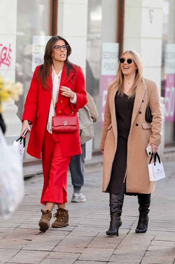 Dama na špici s Balmain torbom i Via Roma čizmama