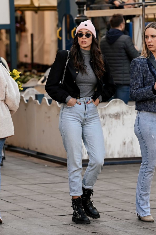 Dama na špici s Balmain torbom i Via Roma čizmama