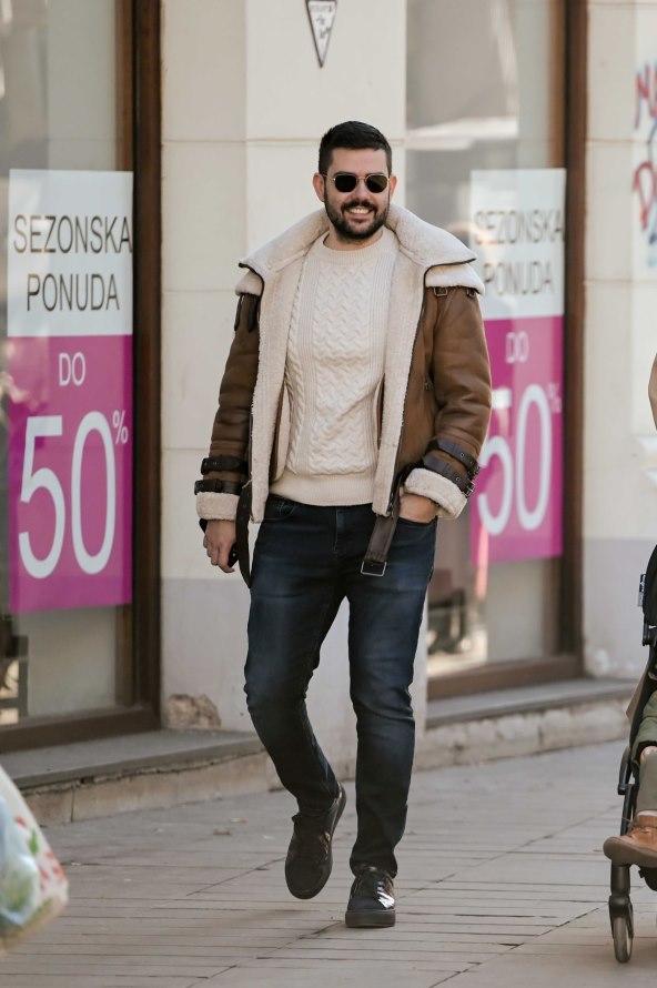 Dama na špici s Balmain torbom i Via Roma čizmama