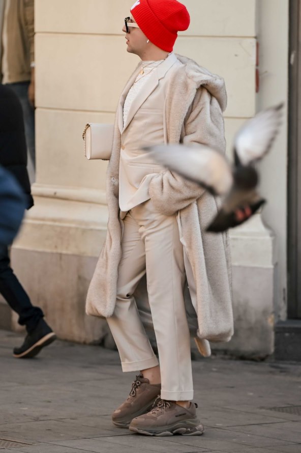 Dama na špici s Balmain torbom i Via Roma čizmama