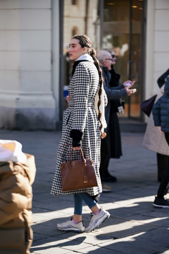 Dama na špici s Balmain torbom i Via Roma čizmama