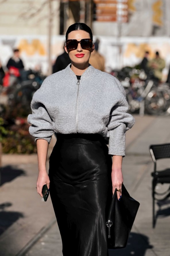 Dama na špici u bomber jakni