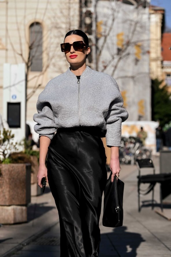 Dama na špici u bomber jakni