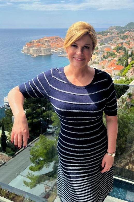 Kolinda Grabar Kitarović u haljini s vodoravnim prugama u Dubrovniku