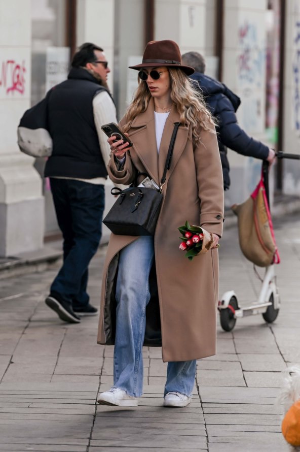 Dama na špici u crvenim najlonkama i oxford cipelama