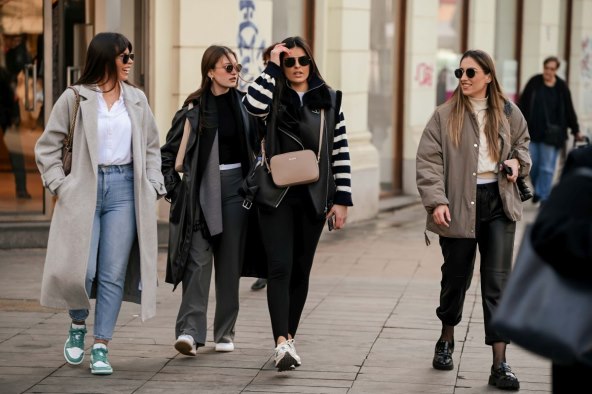 Dama na špici u crvenim najlonkama i oxford cipelama