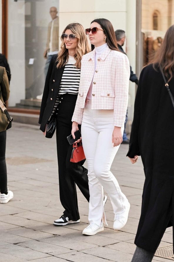 Dama na špici u crvenim najlonkama i oxford cipelama