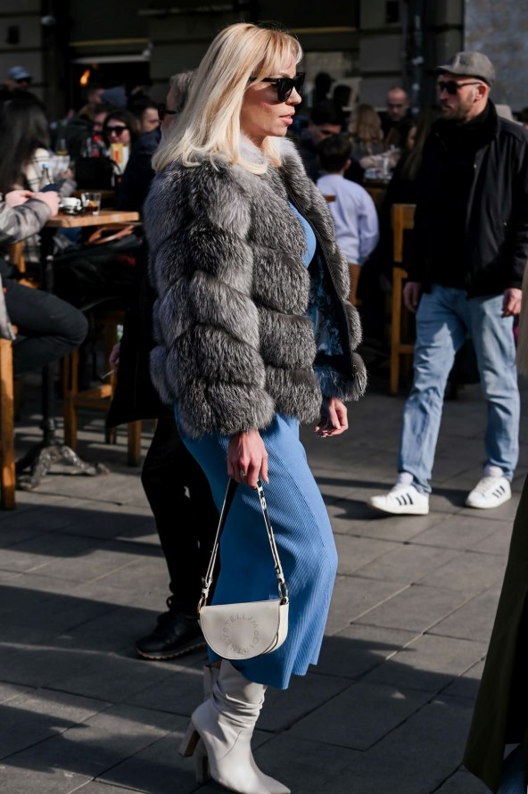 Dama na špici u crvenim najlonkama i oxford cipelama