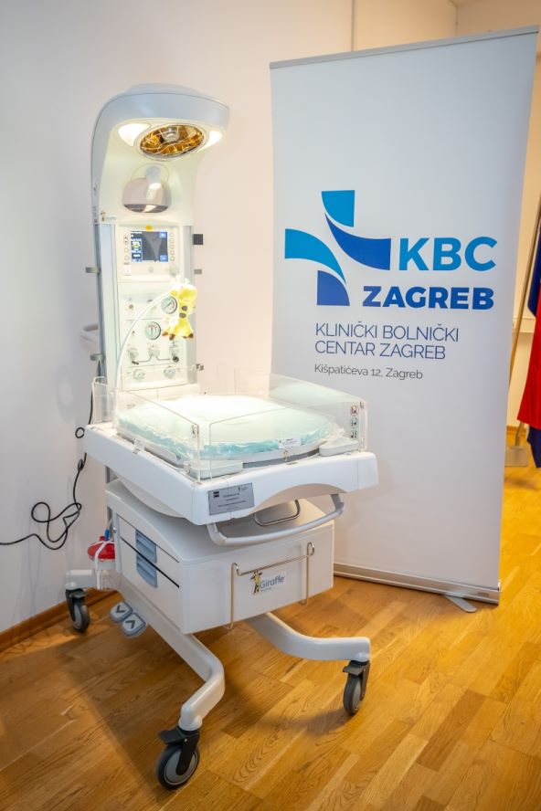 Grijani reanimacijski stolic s ugradjenom vagom (1).jpg