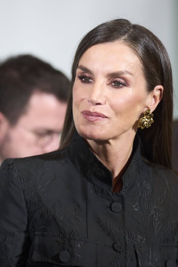 Kraljica Letizia u odijelu koje figuru čine vitkijom