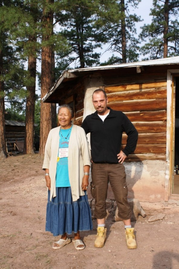 Ples dva bijela Hrvata s raspjevanim Indijanakama