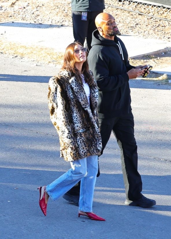 Hailey Bieber u cipelama s kitten potpeticama