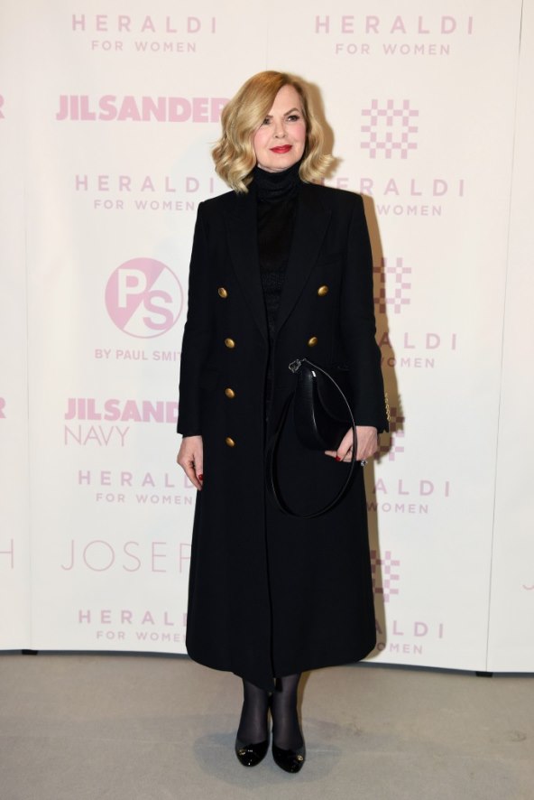 Nježni poljupci domaćeg para prepuštenog strasti