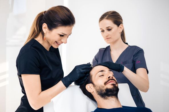 dr.med. Mikela Petković, spec. dermatovenerologije i Jelena Bencuz, medicinska sestra.jpeg
