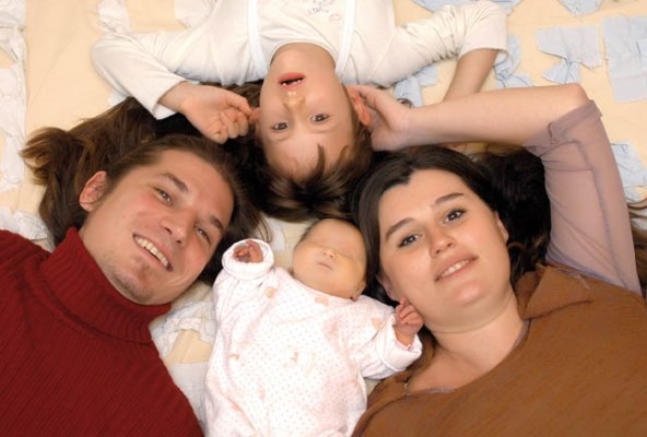 Ivana Popović sa kćerima Lunom, Avom i njihovim ocem Lukom Perošom.jpeg