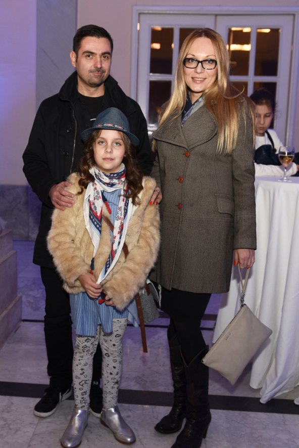 Lana pokazala goli trbuh i brutalan izrez na haljini na premijeri obiteljskog filma