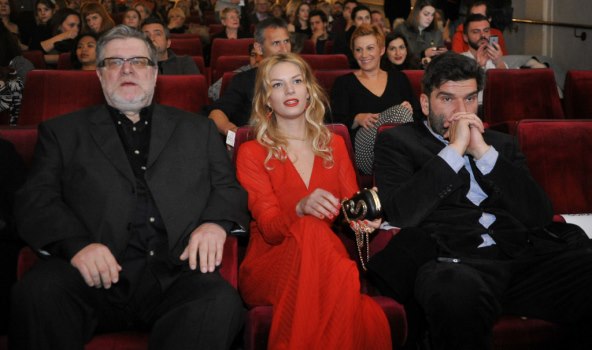 Naša trudna glumica zablistala u crvenoj haljini