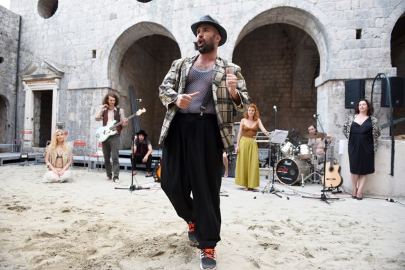 Mani piše novu hit knjigu