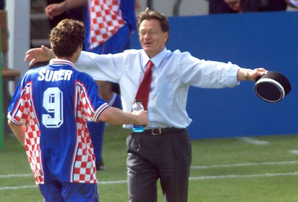Miroslav Ćiro Blažević trči u zagrljaj Davoru Šukeru.