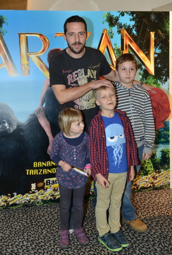 Ponosni tata Tarik Filipović odveo sinove u kino