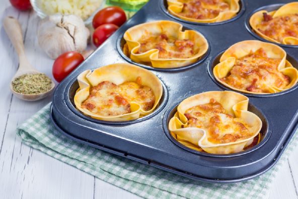 BABY LASAGNA KOJA NE IDE NA DORU VEĆ U ŽELUDAC: Popularno jelo u kalupima za muffine gotovo je za pola sata