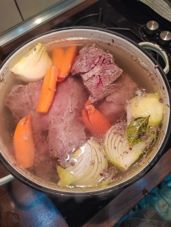 NAJJEDNOSTAVNIJI RECEPT ZA HLADETINU: Starinska delicija koju ili volite ili ne podnosite, mnogi je pamte iz djetinjstva