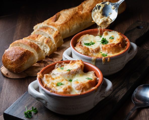 FRANCUSKA JUHA OD LUKA: Kremasto jelo na žlicu obogaćeno sirom i kruhom pravi je comfort food u zimskim danima