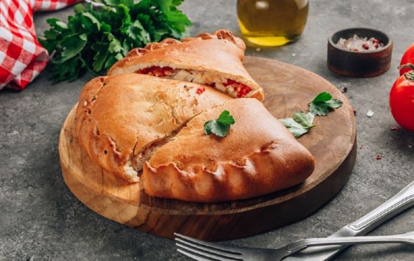 SOČNA PIZZA PITA: Hrskavo tijesto punjeno bogatim umakom od rajčice i sirom, dodajte dodatke po želji