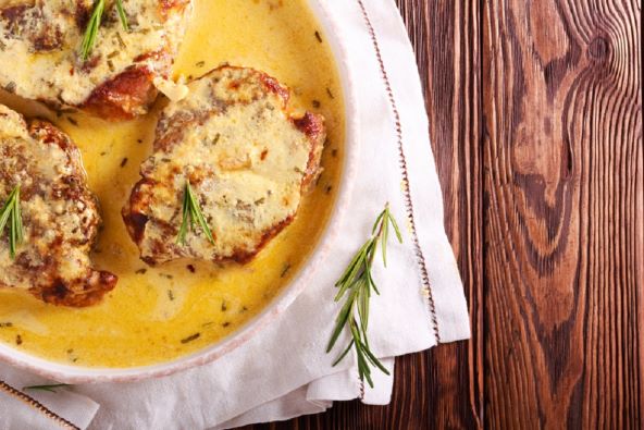 Recept dana: Sočni svinjski odresci u kremastom umaku od vrhnja, senfa i kiselih krastavaca