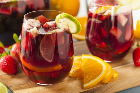 SANGRIA ZA TOPLE LJETNE NOĆI: Uz recept za osvježavajući koktel od vina i voća osjećat ćete se kao na odmoru