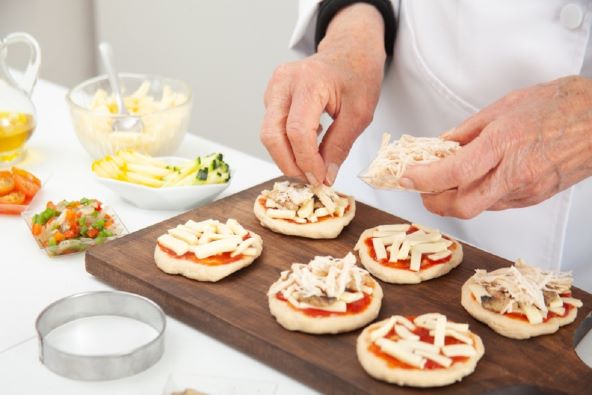 PIKANTNE MINI PIZZE: Hrskavi zalogajčići s piletinom brzo su gotovi, a oduševit će ukućane i goste