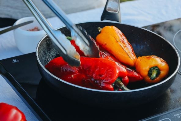 PEČENE PAPRIKE ZA ZIMNICU: Ukusnije su od običnih kiselih paprika, a priprema je jednostavnija i brža, bez konzervansa