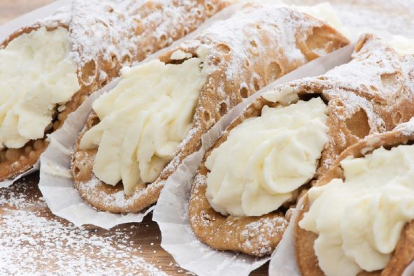 Recept dana je sicilijanska karnevalska slastica cannoli punjena ricottom