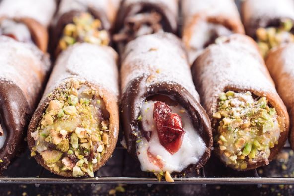 Recept dana je sicilijanska karnevalska slastica cannoli punjena ricottom