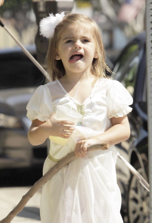 Alessandra Ambrosio - zabavna šetnja s kćerkicom Anjom