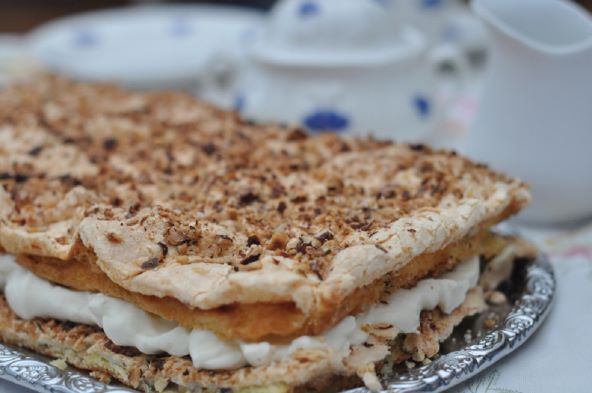 NORVEŠKA TORTA S VIŠNJAMA: Svaki zalogaj ove predivne kremaste fantazije topi se u ustima