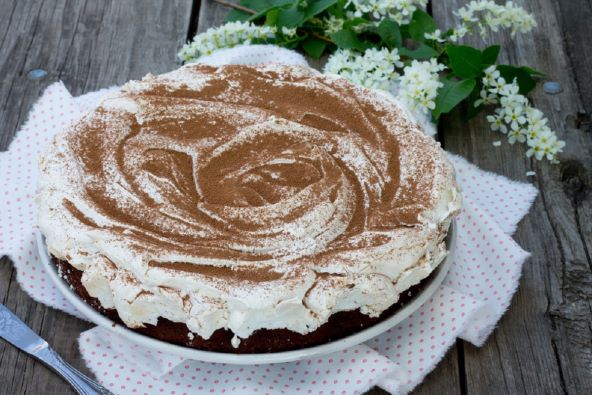 ČOKOLADNA PAVLOVA TORTA: Zimska verzija lagane slastice s beze korama od čokolade, ukrasite je mandarinama ili kivijem